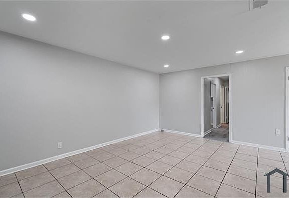 2nd image of 1407 Avebury Cir #B