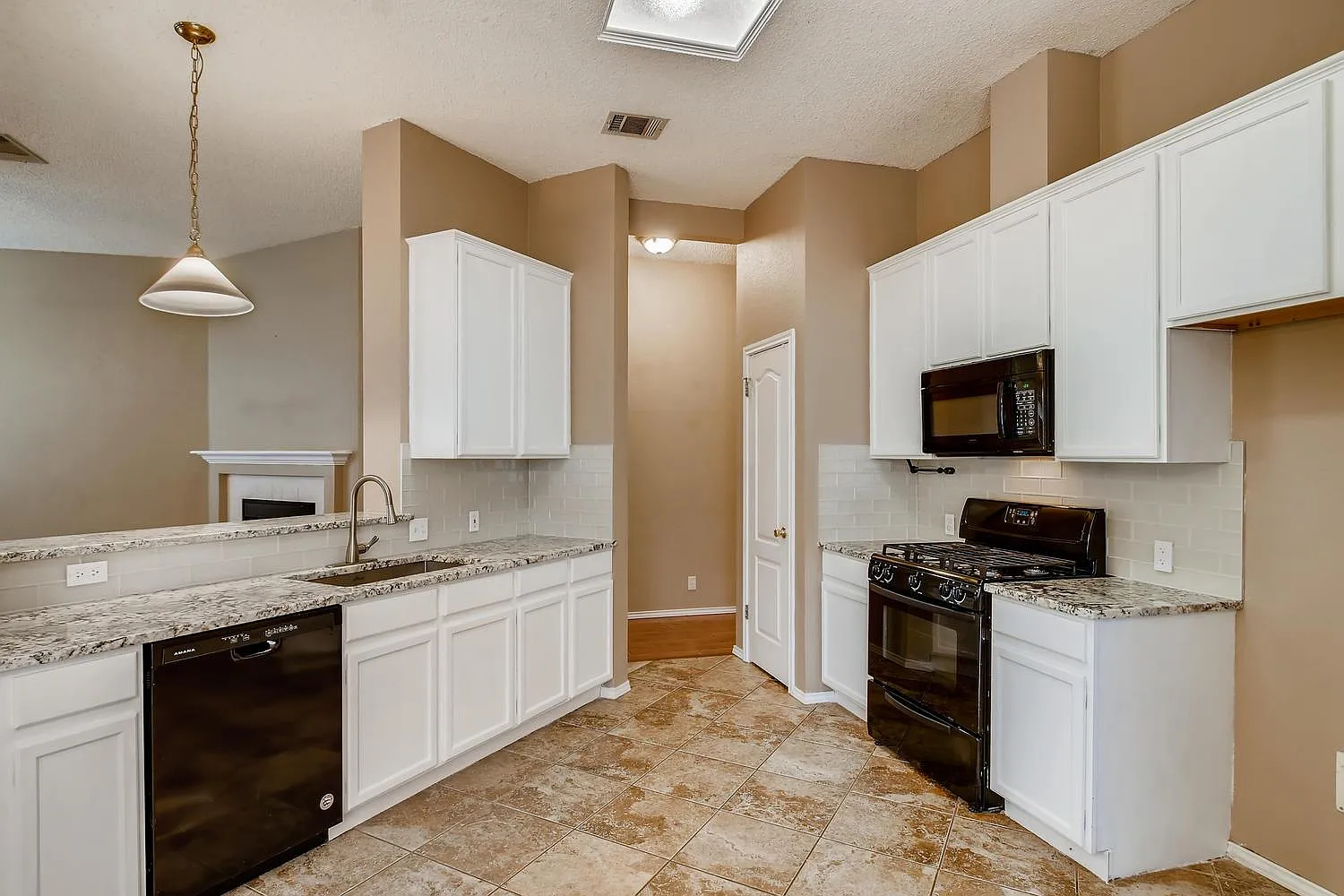 4 bed, 2.0 bath, 1896 sqft, $1,950 — Photo 4