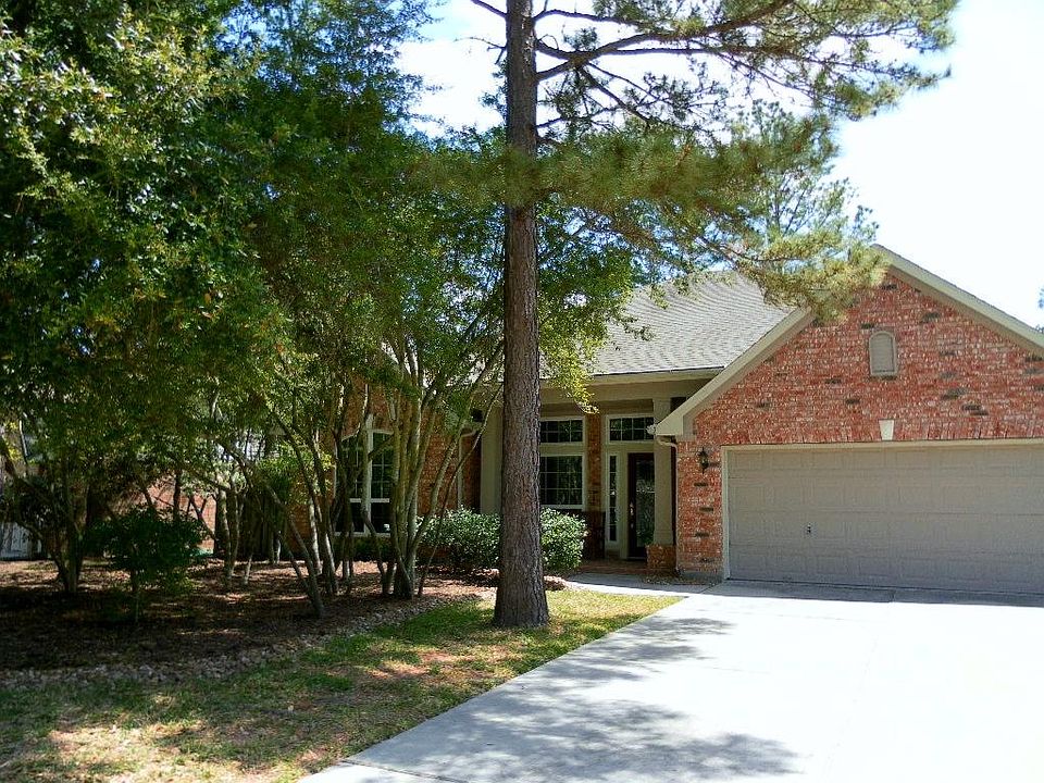 Beautiful 1.5 story home with great curb appeal