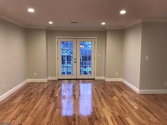 5th image of 32 Abbotsford Ave