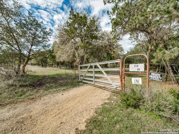 250 DRY BED RD, Pipe Creek, TX 78063