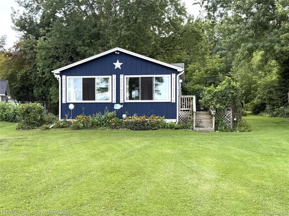 12035 Read Rd, Fenton, MI 48430