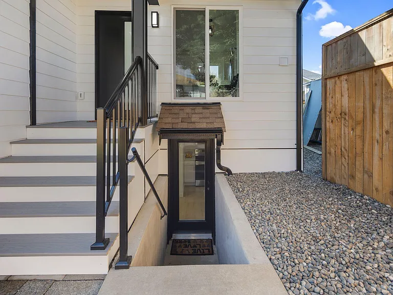 1624 Hoyt Ave #B — Photo 1