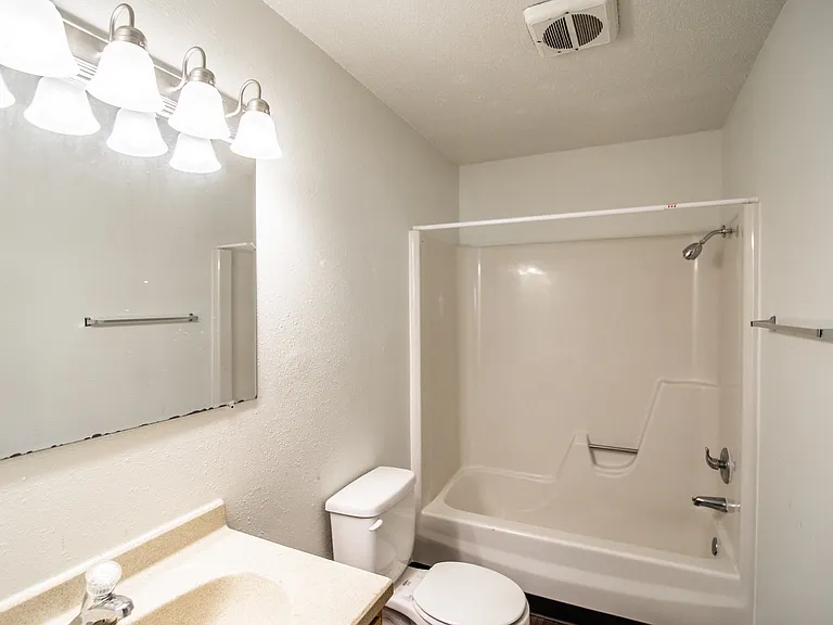 Rosser Apartments — Photo 14