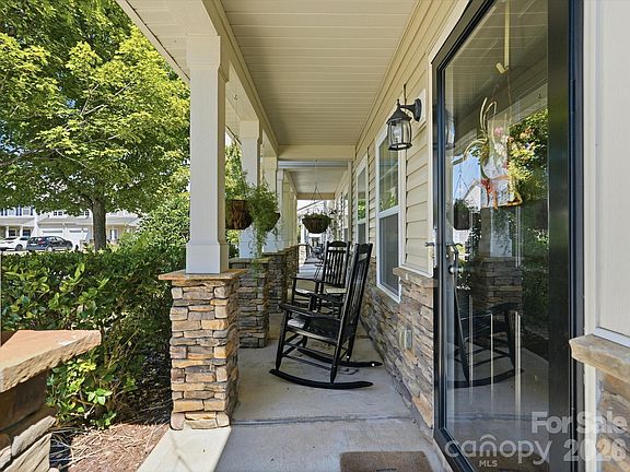 3rd image of 944 Summerlake Dr