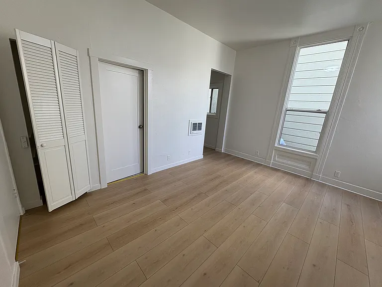 1053 Oak St #201 — Photo 5