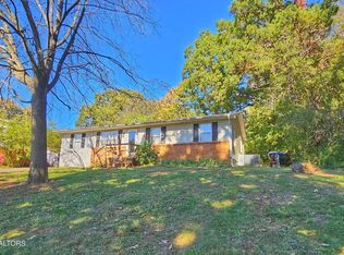 401 Cherokee Heights Dr, Maryville, TN 37801