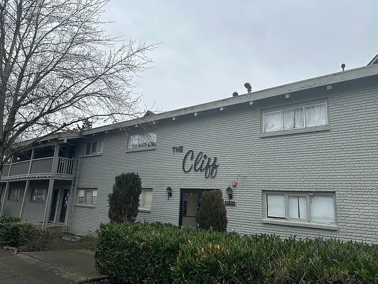 Esquire Apartments — Photo 2