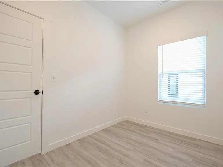 1081 Boardwalk Ave — Photo 5