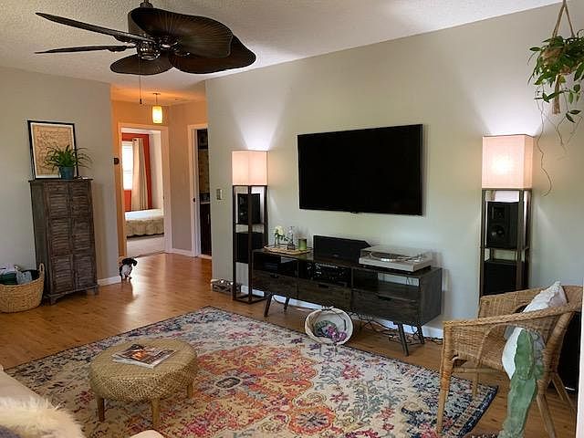 1st image of 3852 Saunders Ave