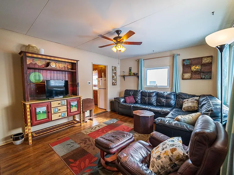 124 Iroquois St — Photo 2