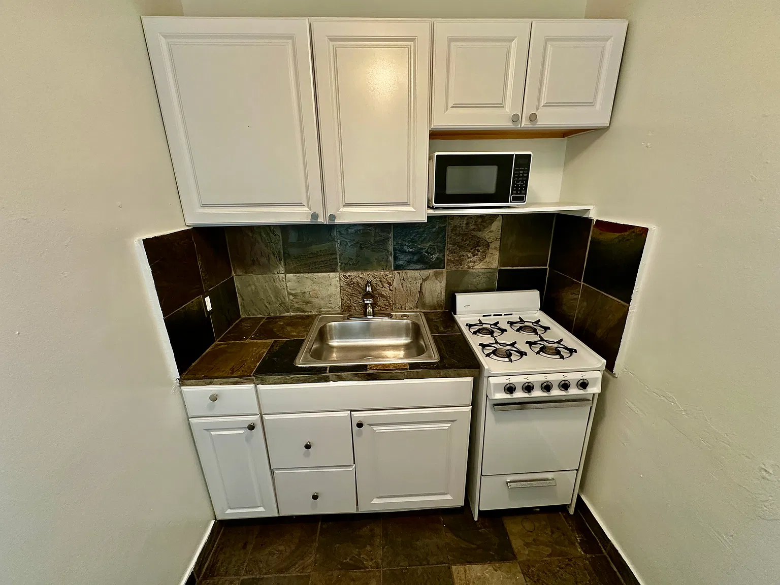 Studio, 400 sqft, $1,995 — Photo 3