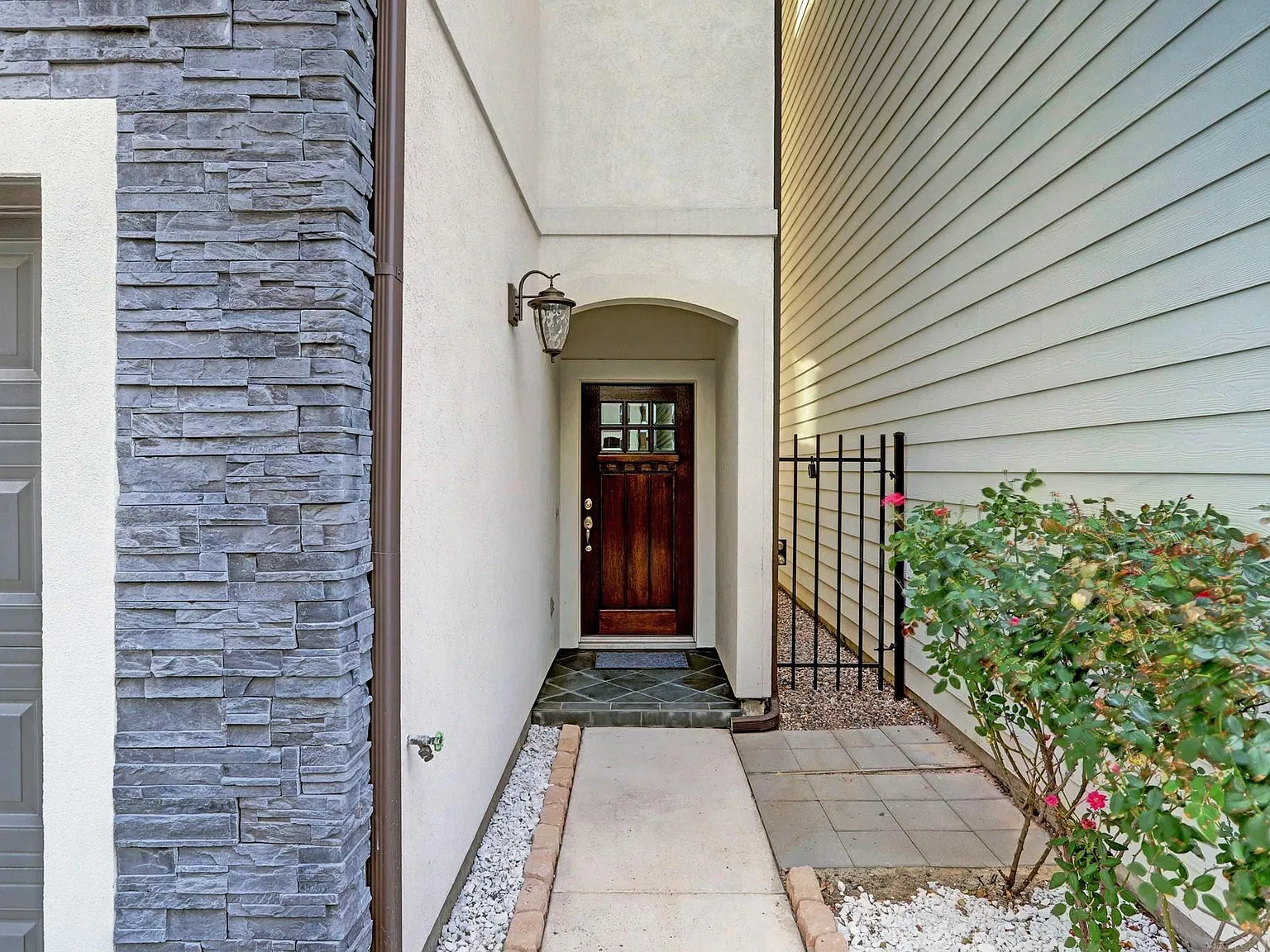 3 bed, 3.5 bath, 2456 sqft, $3,400 — Photo 3
