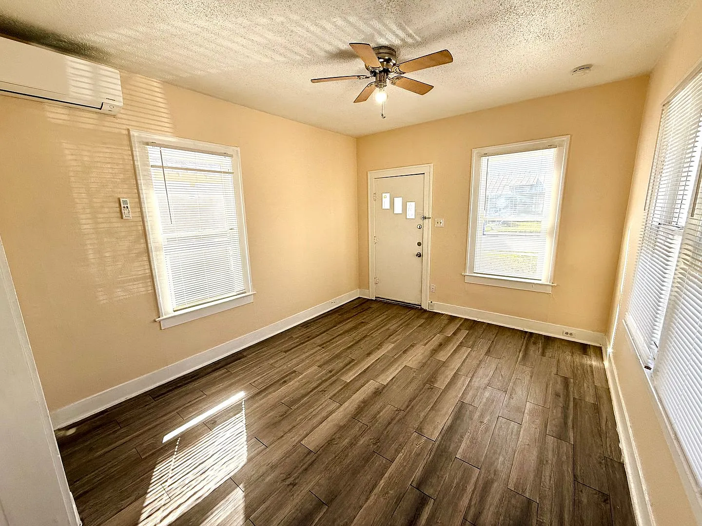 *Move In Special* Charming Duplex With Fenced Yard Minutes From St. Philip's College! — Photo 4
