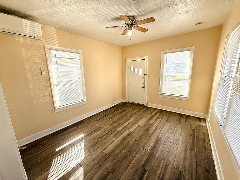 409 Canton St — Photo 6