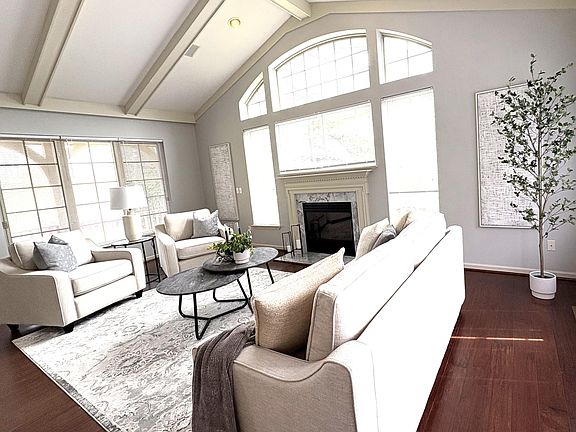 5th image of 5611 Versailles Ave
