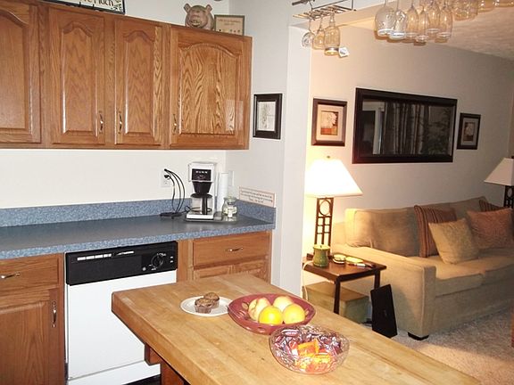 4th image of 1612 Pheasant Ct Unit 1F