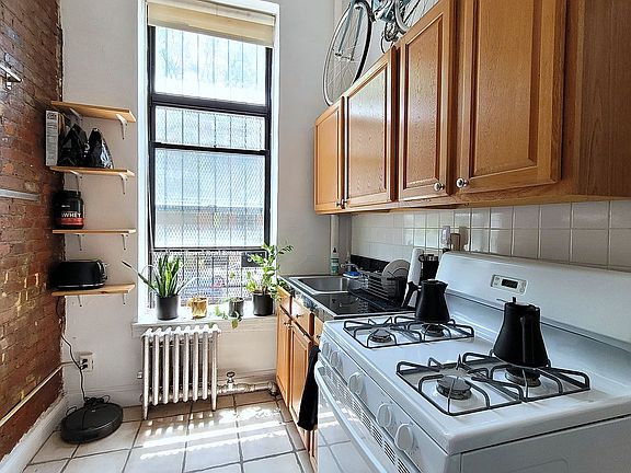 2nd image of 163 Lafayette Ave APT 3