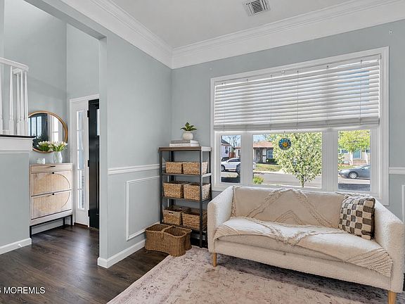 5th image of 285 Washington Street