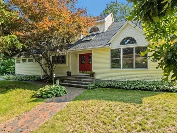 26 Orchard St, Blackstone, MA 01504