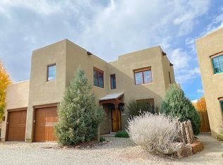 406 Apache St, Taos, NM 87571