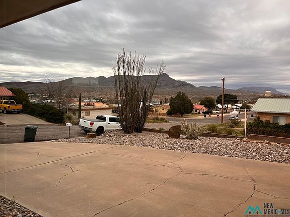 5th image of 902 Grape St