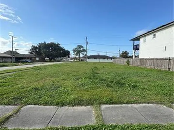 700 Cougar Dr, Arabi, LA 70032