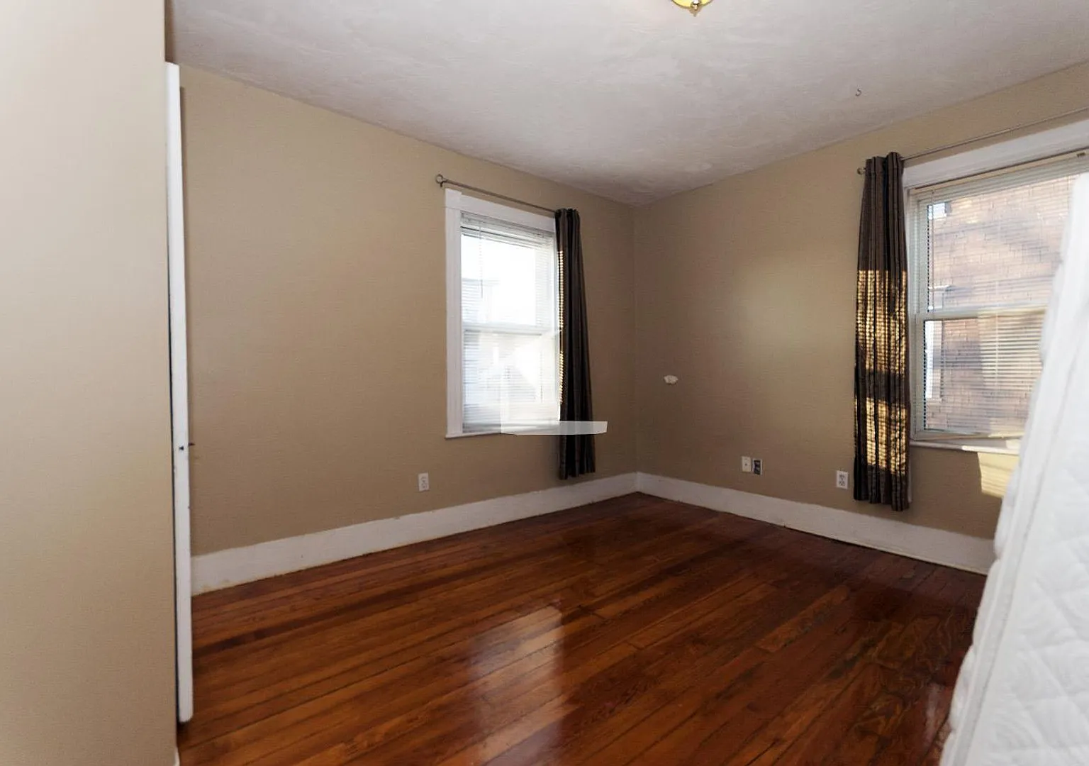 Charming 6 Bedroom-No Broker Fee — Photo 3