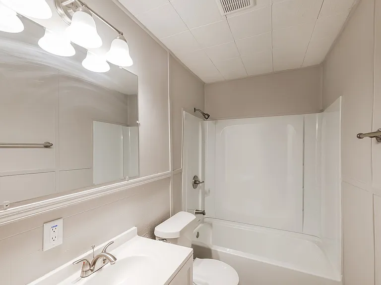 1519053_028_bathroom_13123679.jpg