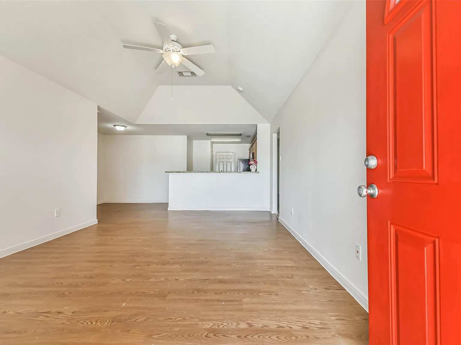 3 bed, 2.0 bath, 1291 sqft, $1,800 — Photo 4