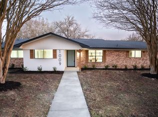 1009 Robinhood Rd, Brenham, TX 77833