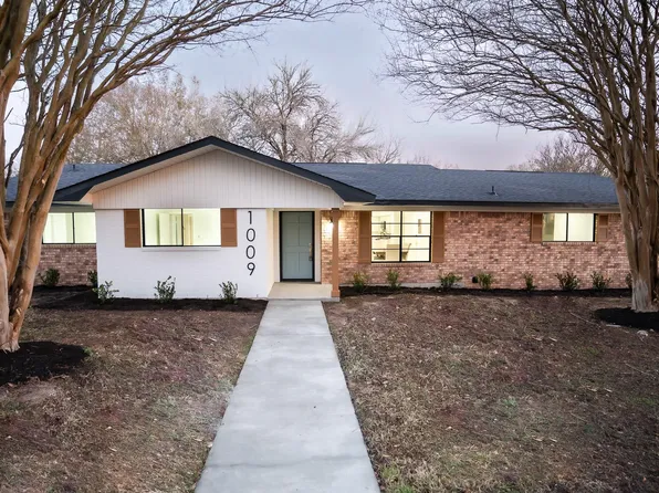 1009 Robinhood Rd, Brenham, TX 77833