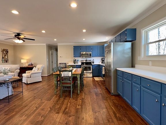4th image of 392 Winter Park Cir