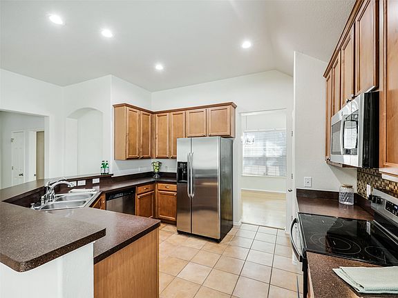 3rd image of 414 Dartmoor Dr