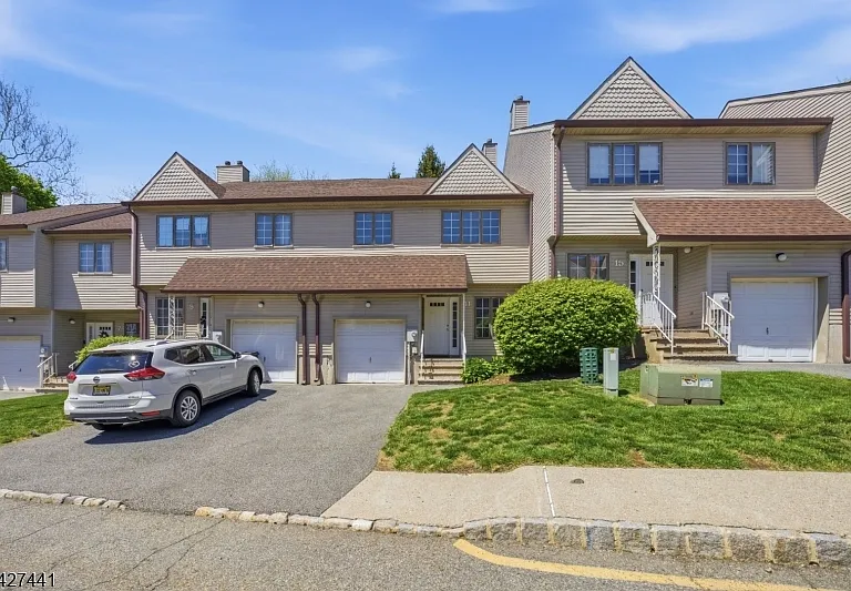 11 Deer Hill Ct — Photo 2