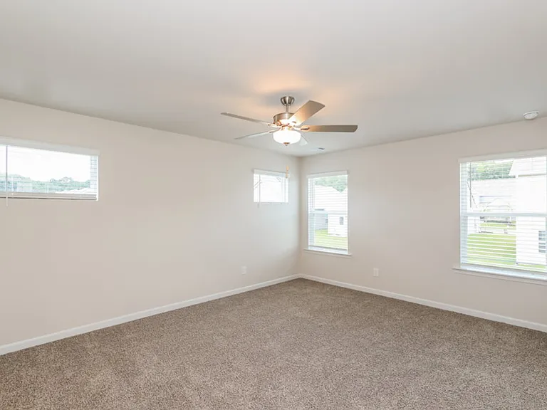 636 Mackenzie Cv — Photo 11