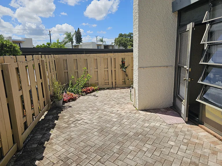 1500 NE 13th Ter #G6 — Photo 30