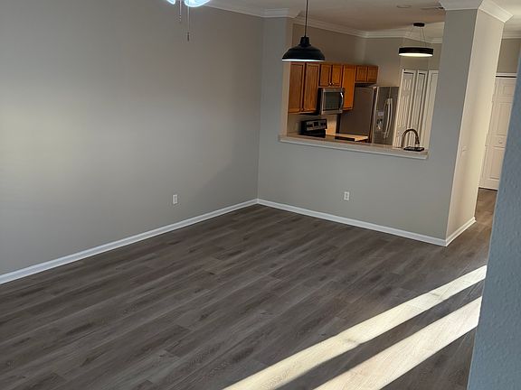 3rd image of 875 Southern Creek Dr