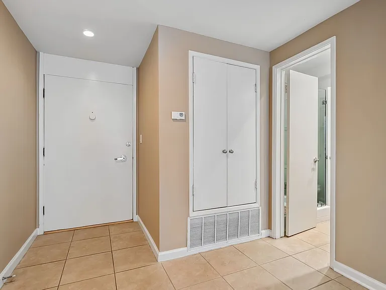 116 N Wetherly Dr — Photo 32