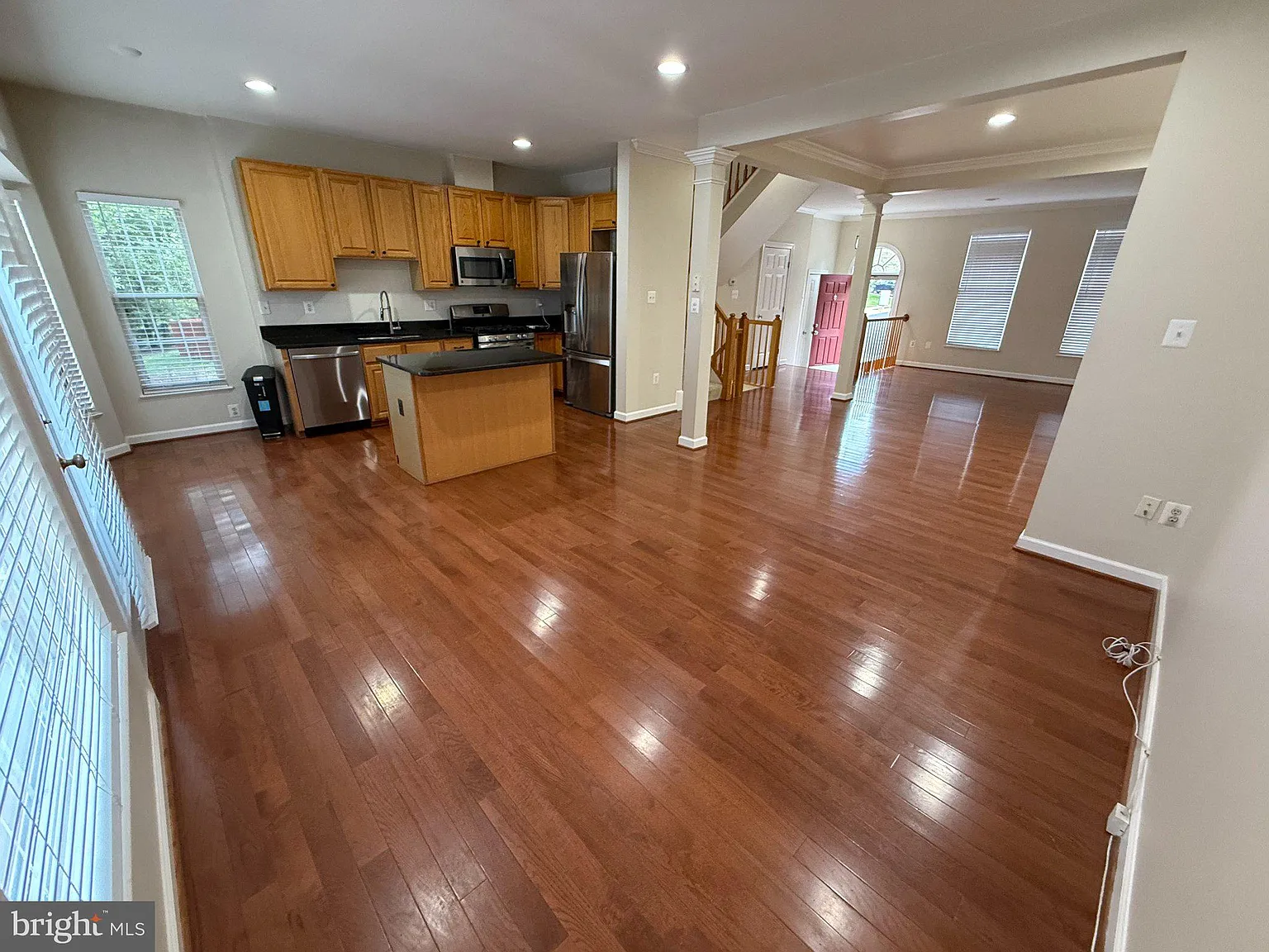 3 bed, 3.5 bath, 2332 sqft, $3,100 — Photo 4