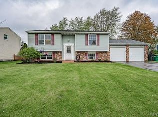 6579 Parkwood Dr, Lockport, NY 14094