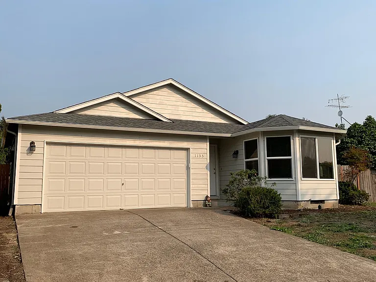 1135 NE Conser Pl — Photo 2