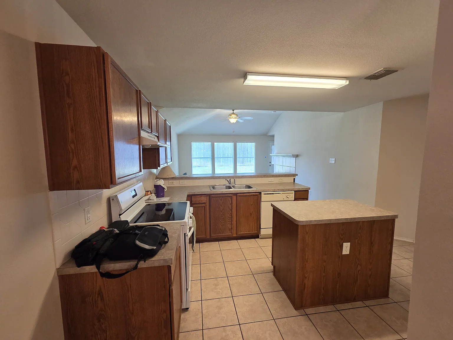 3 bed, 1407 sqft, $1,900 — Photo 3