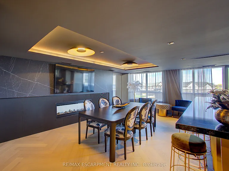 395 Dundas St W #413 — Photo 28