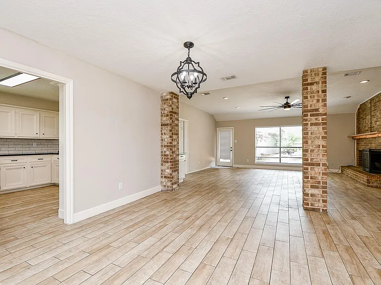 2803 Green Fields Dr — Photo 2