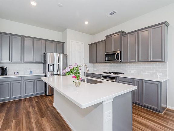 3rd image of 2823 Tumlinson Dr