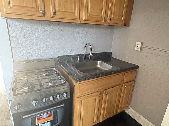 3rd image of 25 Sanford Pl #A-c