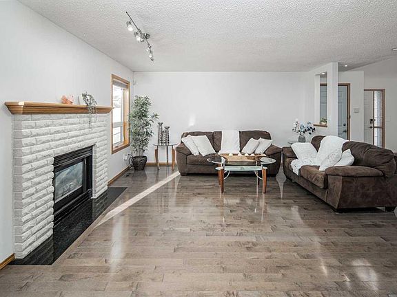 5th image of 28 Hamptons Rise NW