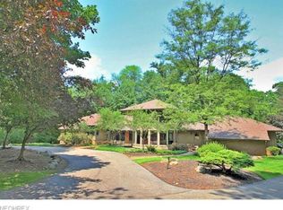 100 Basswood Ln, Moreland Hills, OH