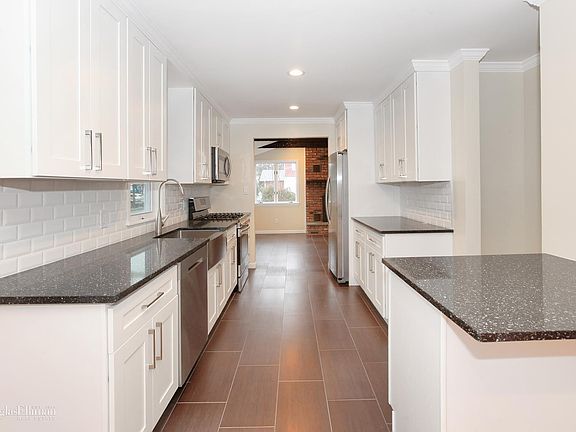 5th image of 17 Woodhill Ct